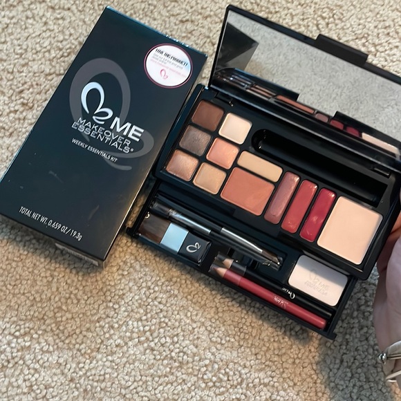 Makeover essentials makeup kit! - Picture 1 of 6